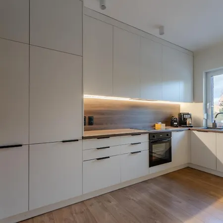 Villa Dom Black & Vibe - Z Ogrodem, Blisko Lasu, Dobry Design, Workation - Spaceapart *